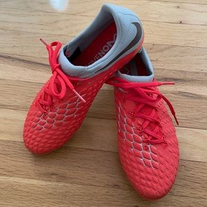 Nike hypervenom Elite Youth size 4. Used once. Normal price $150.